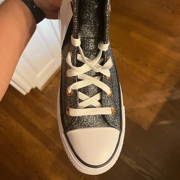 NEW IN BOX CONVERSE - Picture 3 of 4